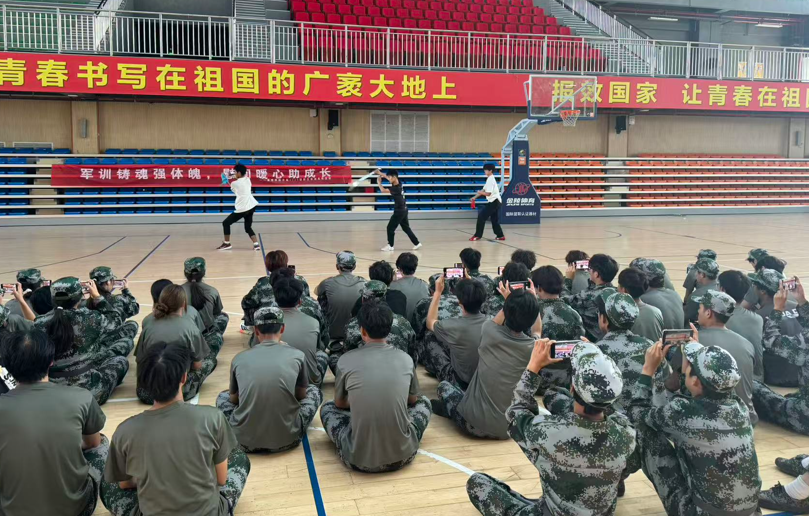 军训铸魂强体魄，慰问暖心助成长...